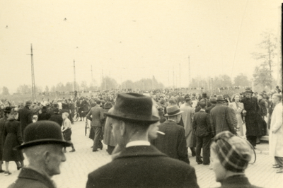 605172 Afbeelding van een menigte te Utrecht ter hoogte van de Berekuil, vermoedelijk in aanloop naar de intocht van de ...